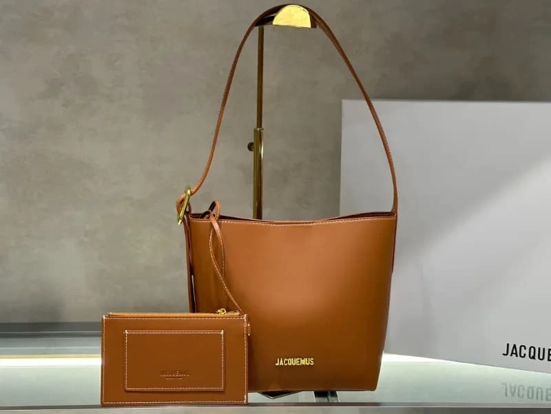 Sac seau pour femme Jacquemus, logo en métal doré, boucle latérale, design luxueux minimaliste, sac