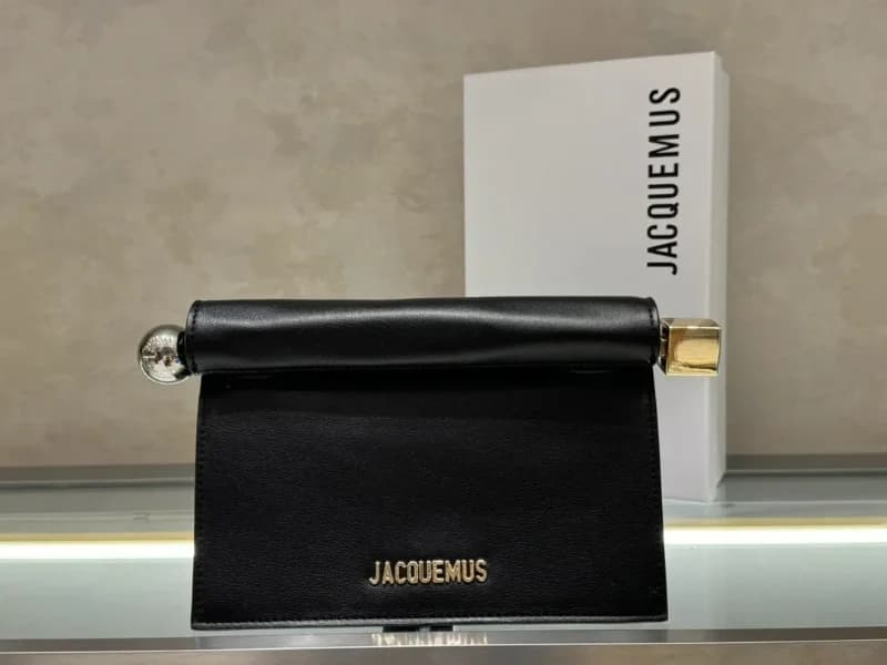 Pochette tendance pour femme Jacquemus en cuir d'agneau souple, design pliable, fermeture à bouton-p