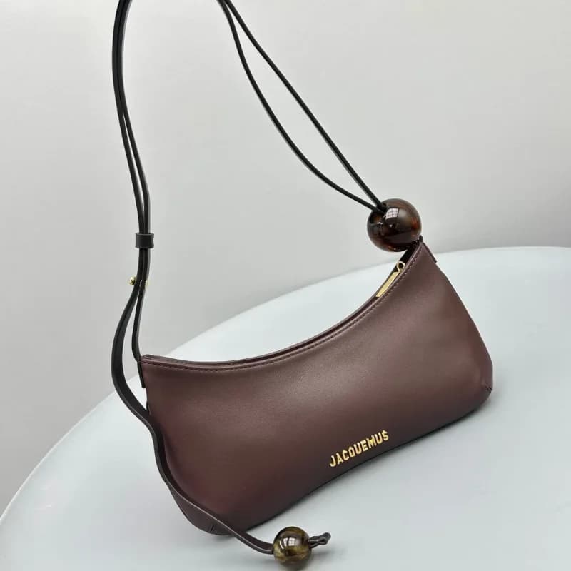 Sac à rabat chic Jacquemus, finition mate structurée, sangle multi-usage, poche arrière pratique