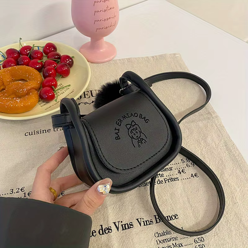 Sac initié l'inventaire à la mode avec sangle réglable, breloque pompon, matériau PU, fermeture magn