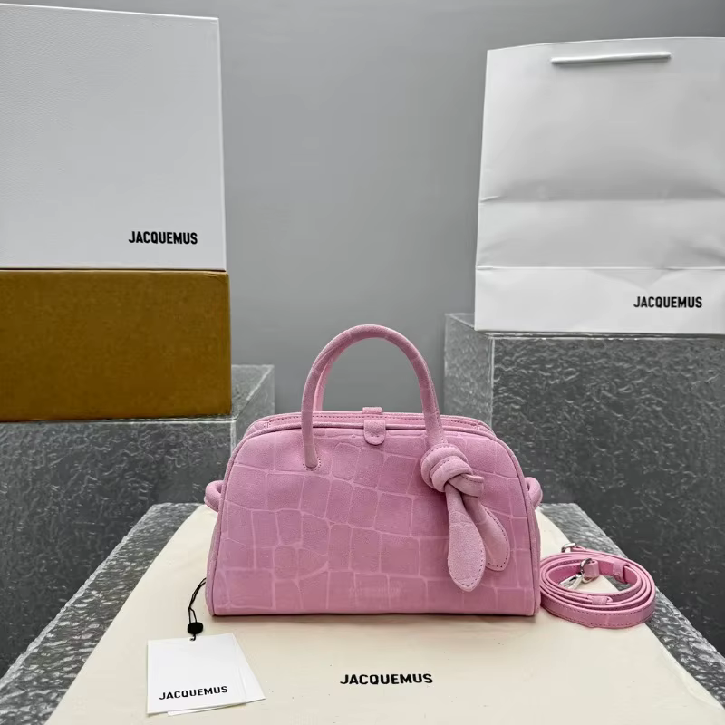 Sac bandoulière carré tendance Jacquemus, look élégant, accessoire pratique pour la vie quotidienne