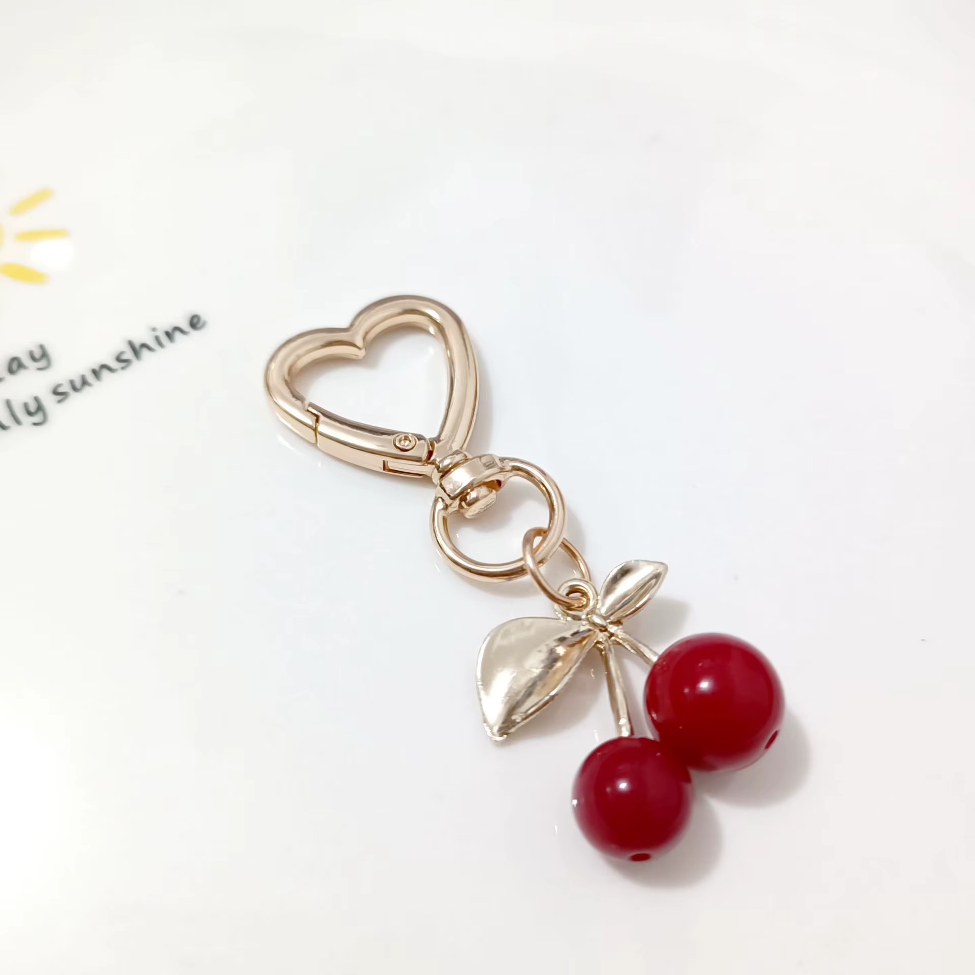Breloque de sac Viral Cherry en résine plaquée or 18 carats, robuste, accessoire porte-clés pour sac