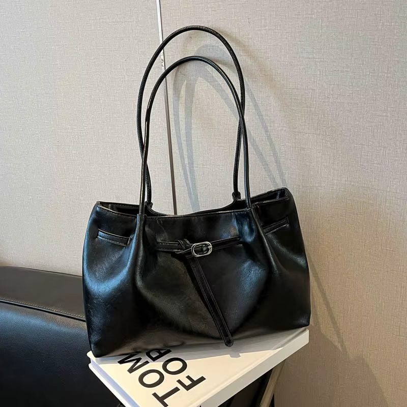 Sac fourre-tout vintage en cuir marron avec breloque perlée et boucle décorative, grande capacité, s