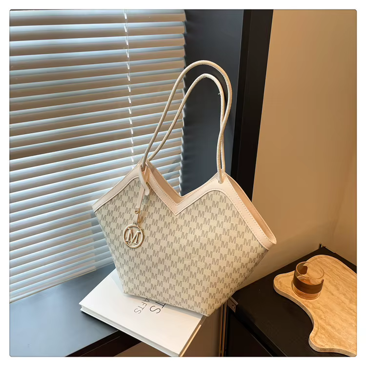 Sac fourre-tout classique à motif monogramme, sac à bandoulière sous les bras avec lettre imprimée s