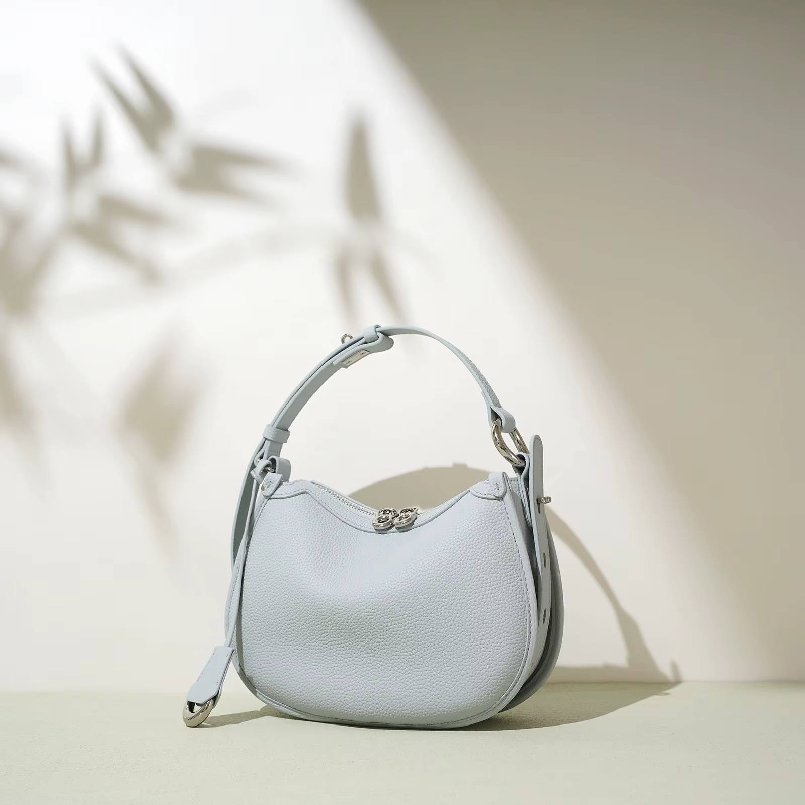 Sac à rabat de selle pour femmes, Design rond de couleur bleue, sac à bandoulière en cuir de vache d