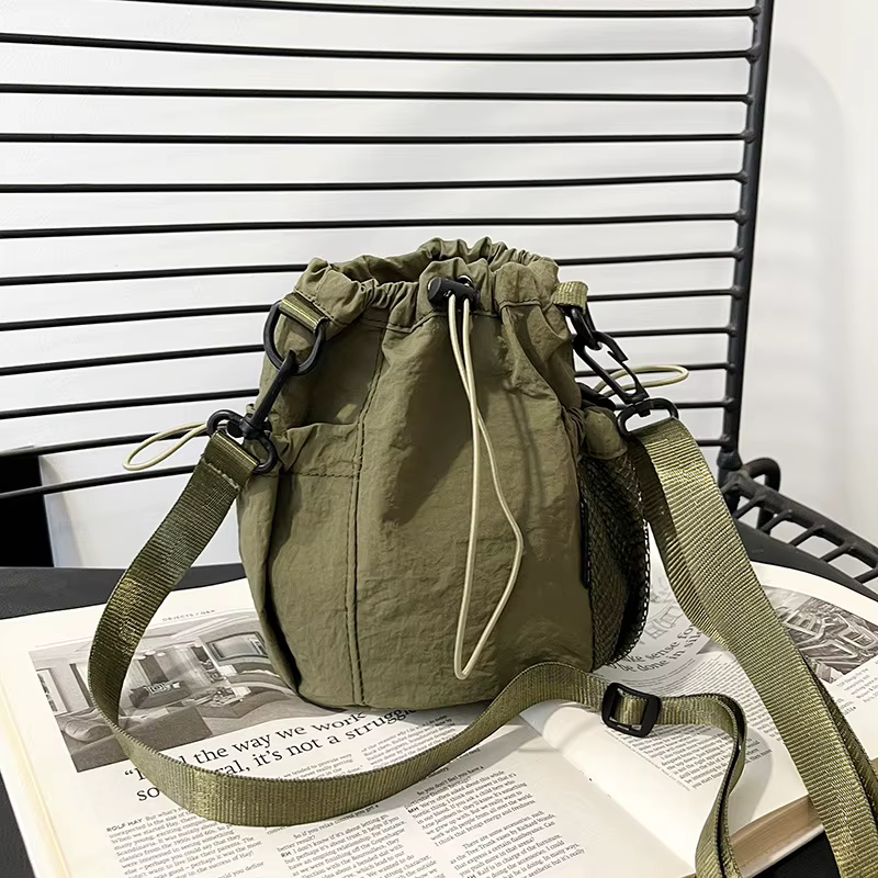 Sac bandoulière décontracté pour femme Printemps 2026, sac seau à cordon tendance en nylon, sac poly
