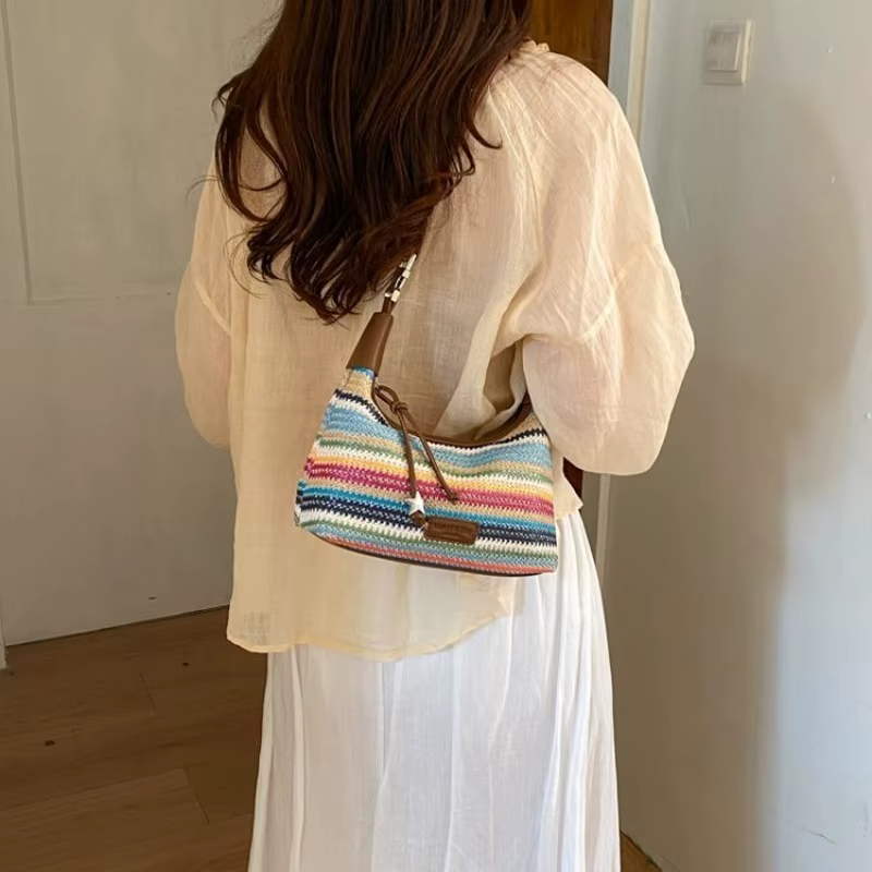 Mini sac à bandoulière en paille tressée d'été avec poignée en cuir, multicolore pour un usage quoti