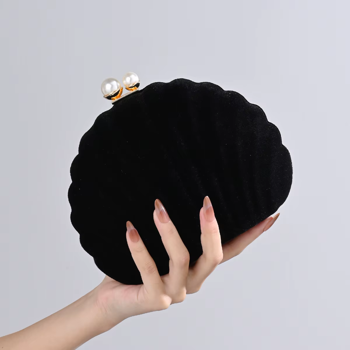 Sac à bandoulière simple en forme de coquille de velours haut de gamme avec poignée perlée pour les 