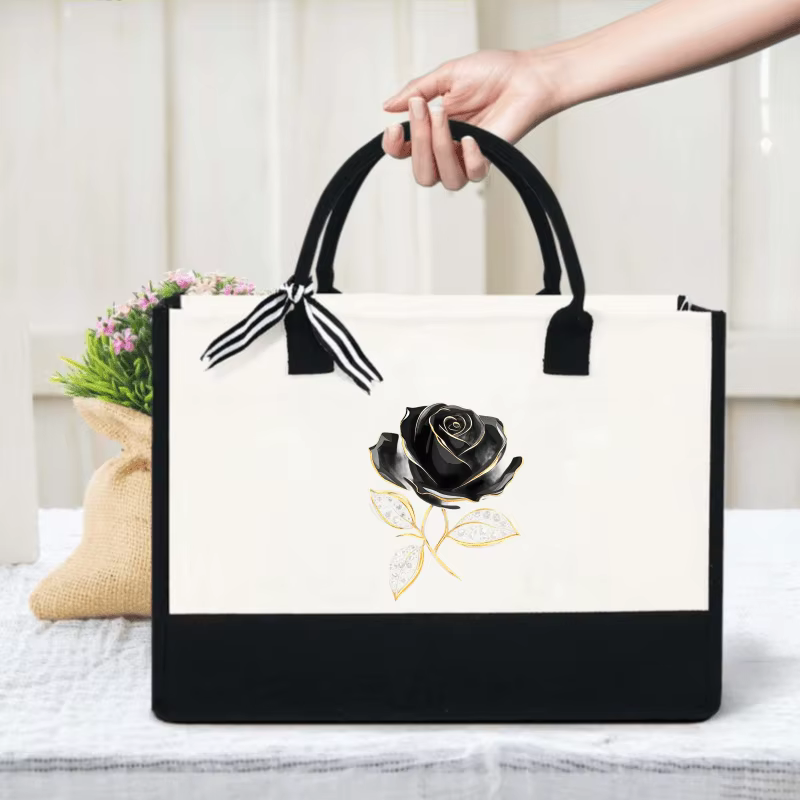 Les sacs à main élégants crème et noir avec des imprimés de roses noires et de feuilles dorées sont 