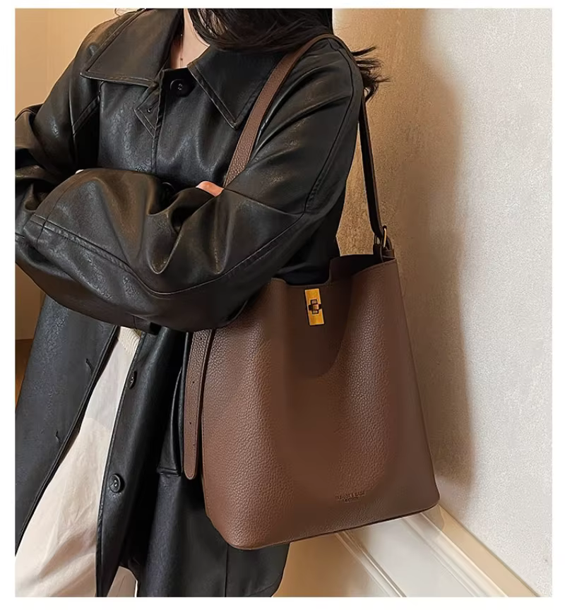 Sac seau minimaliste en similicuir camel, texture grainée avec accent de fermeture à cadenas, sac à