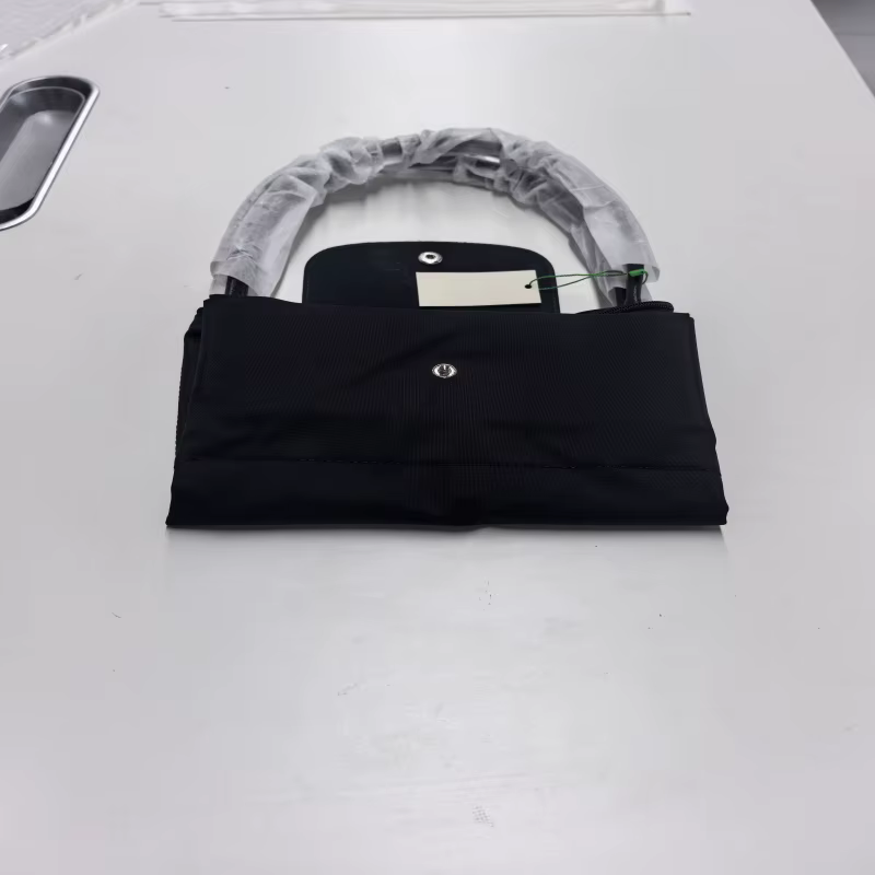 Sac hobo pliable classique en nylon, sac à main à bandoulière pour femmes avec design brodé