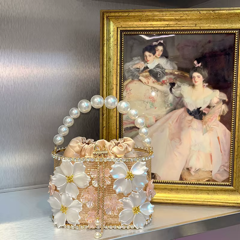 Sac seau vintage floral ajouré fait main avec chaîne en strass, style paille, sac de soirée bandouli