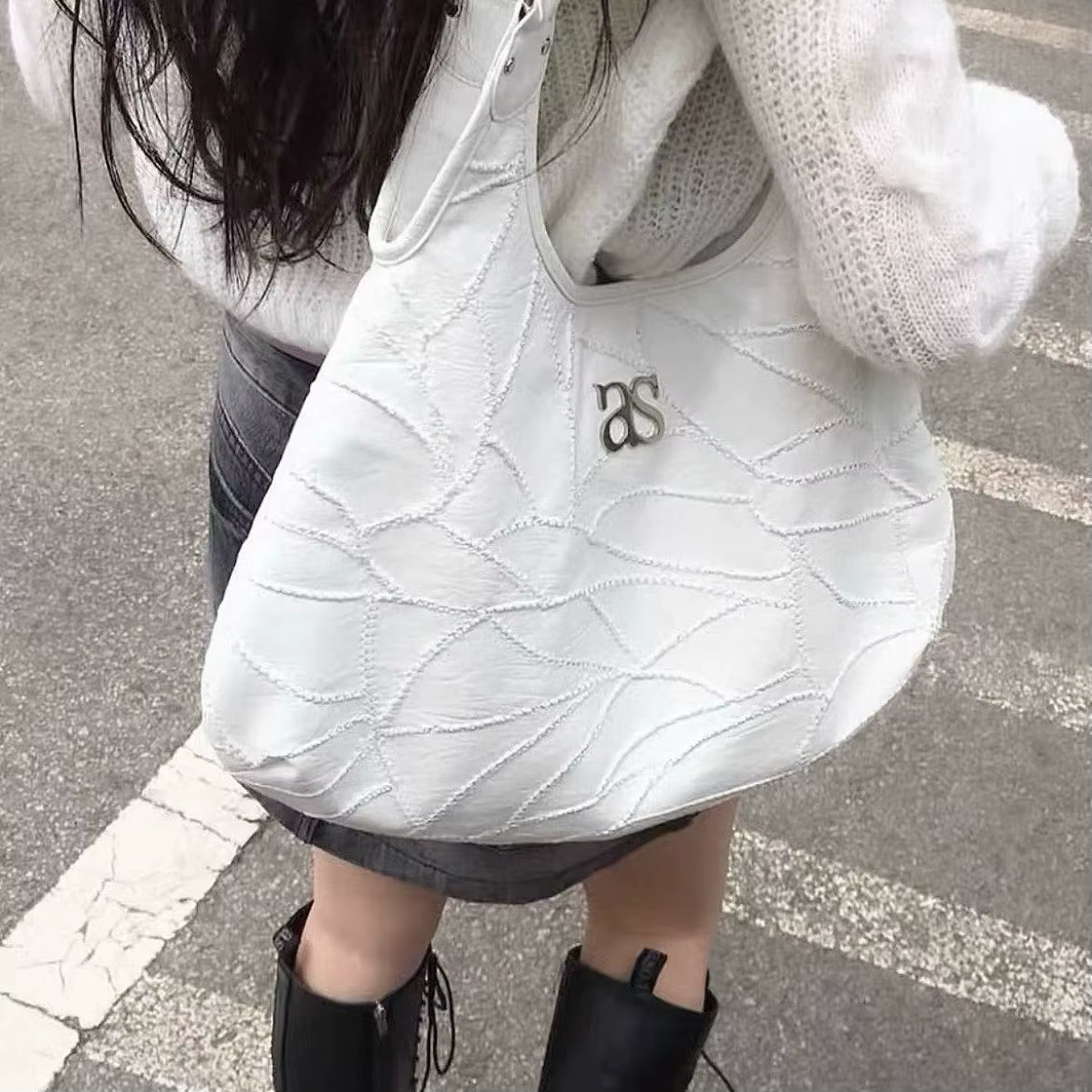 Sac Ason coréen japonais noir comme cuir doux épicé brodé finition craquelée grande capacité Unique 