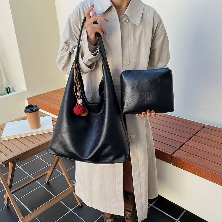 Sac à bandoulière à la mode pour femmes fabriqué en cuir fin avec charme minimaliste et matériau rés