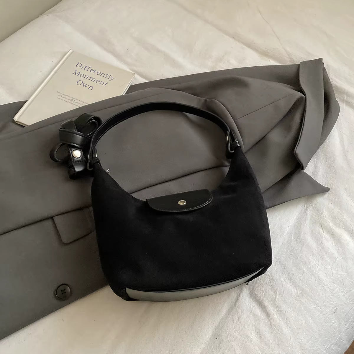 Sac à main vintage en daim, forme croissant de lune, avec bandoulière en cuir et fermeture à boutons