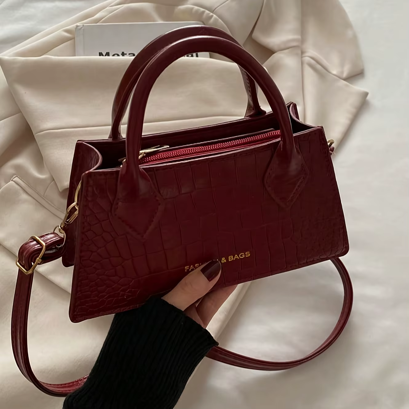 Petit sac élégant rouge bordeaux, bandoulière réglable et fermeture à glissière, adapté aux voyages