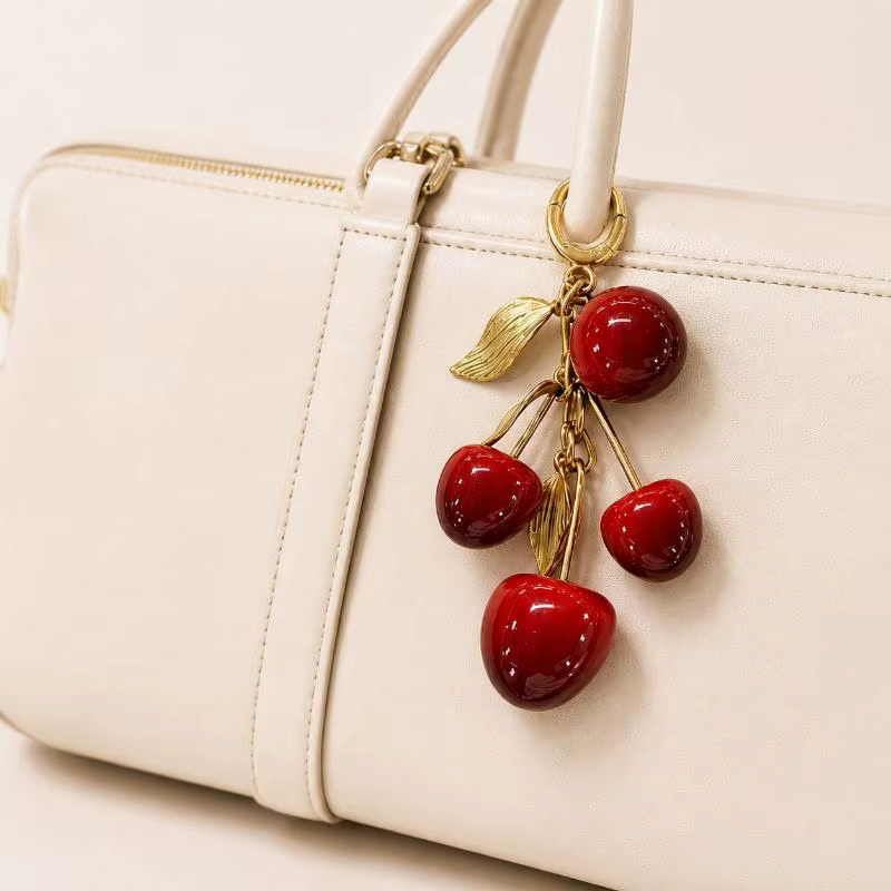 Breloques de sac cerise : Décoration de luxe pour porte-clés et accessoires de haute qualité – Cadea