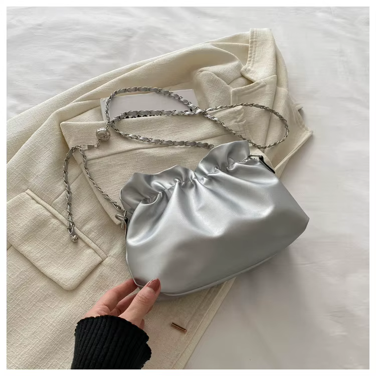 Sac seau élégant en satin plissé avec cordon de serrage et bandoulière chaîne, sac à bandoulière ten