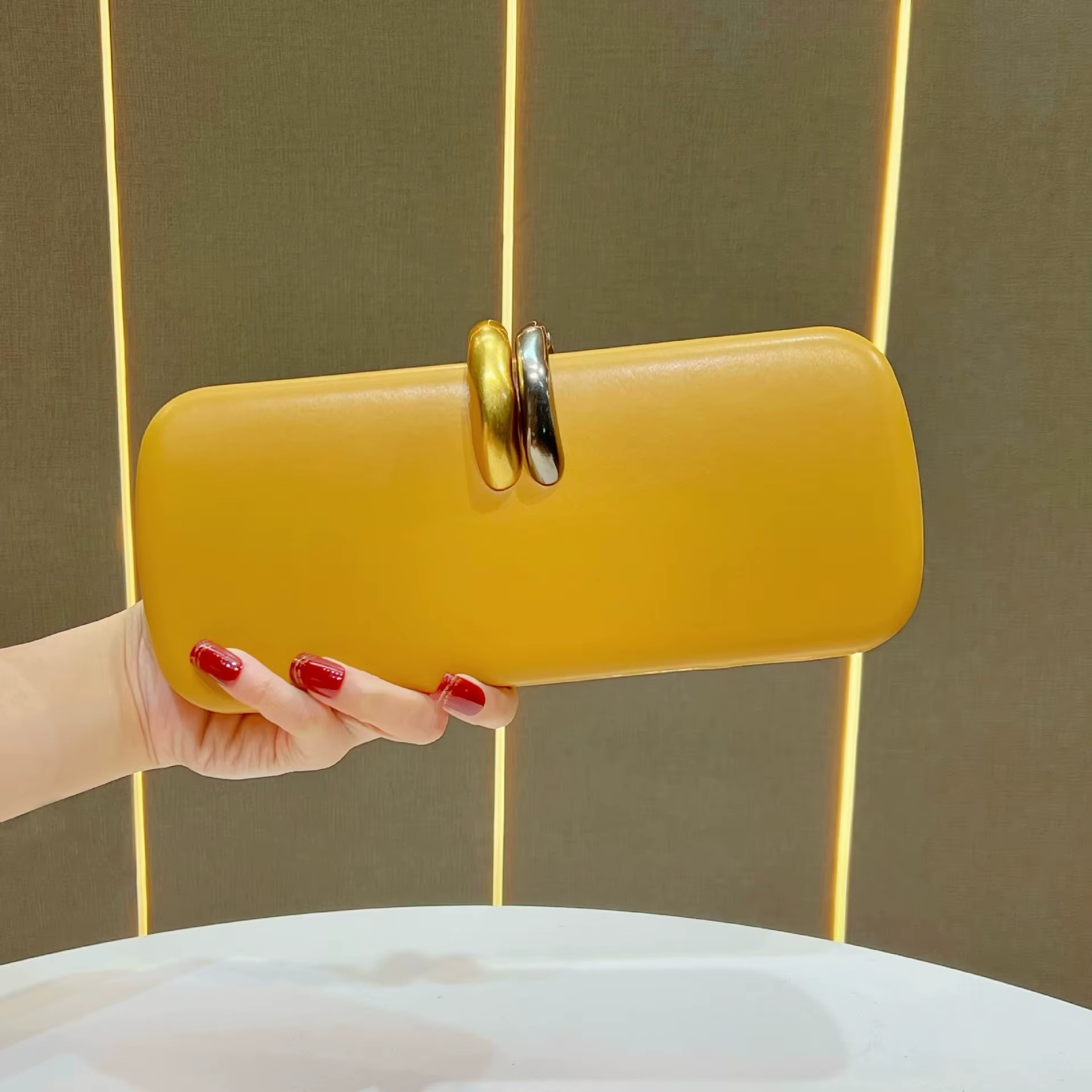 Pochette de soirée unie jaune mat avec double fermoir métallique, sac à main minimaliste pour dîner 