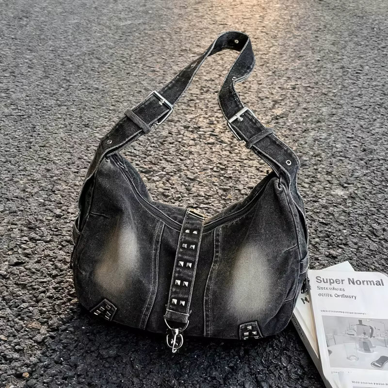 Sac fourre-tout en jean vieilli style vintage pour femme avec accents cloutés, grande capacité, sac 