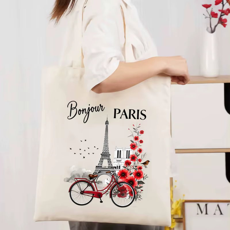 Sac fourre-tout en toile crème avec Tour Eiffel, vélo et fleurs rouges et texte "Bonjour Paris" pour