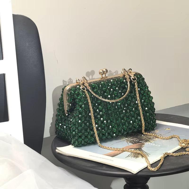 Pochette perlée faite à la main vert émeraude |   Sac à main de soirée vintage à cadre doré avec san