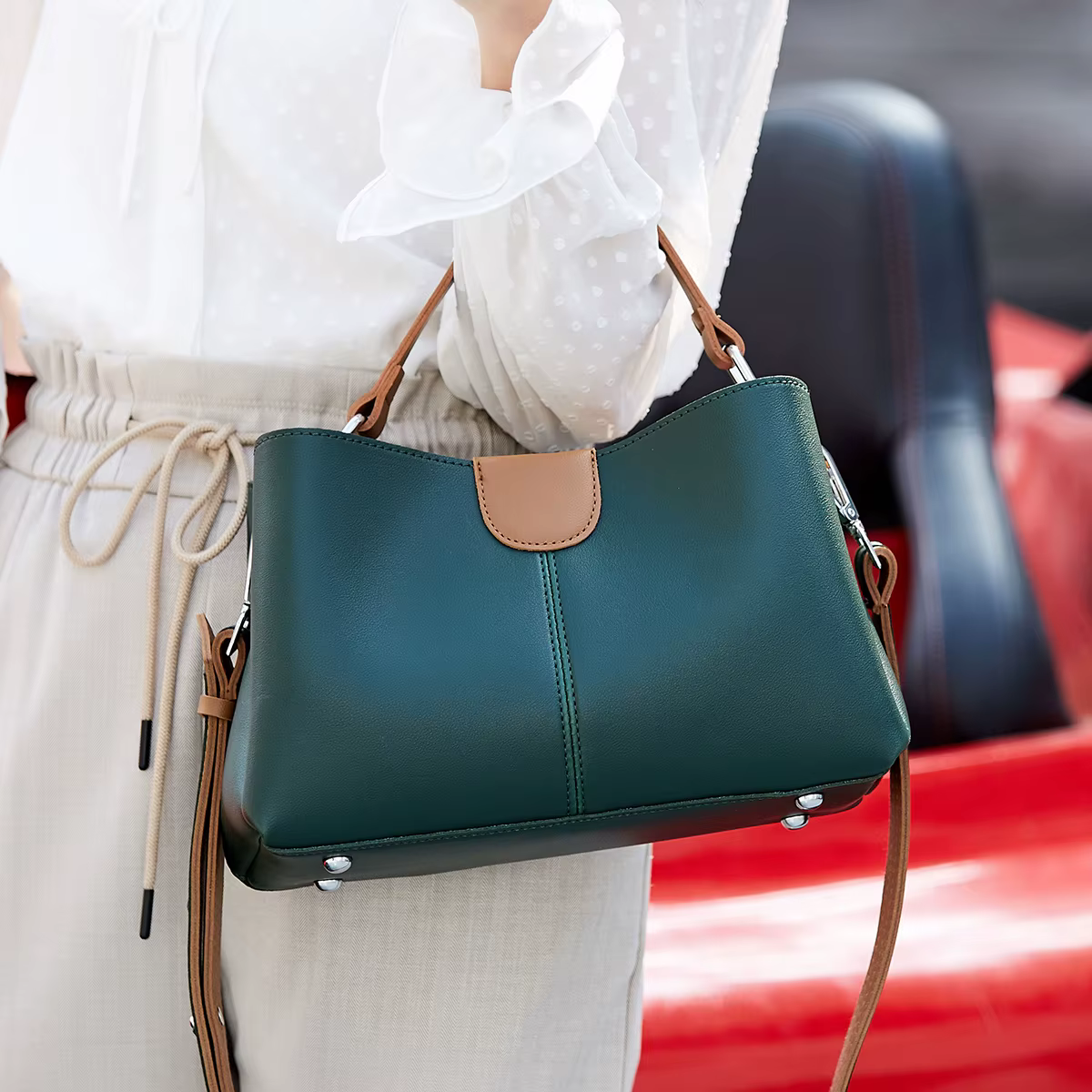 Sac sous le bras rétro en cuir vert foncé et marron pour femme, sac à bandoulière à rabat et pompon 