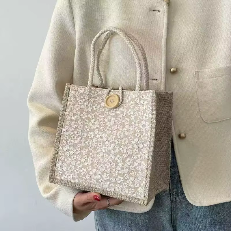 Mini sac fourre-tout en lin blanc avec motif floral en relief et fermeture à bouton en bois pour les