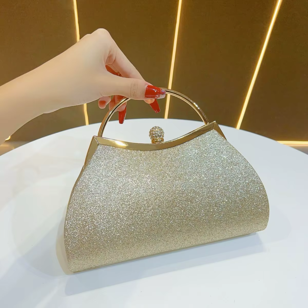 Sac à main de soirée brillant couleur champagne avec grande poignée supérieure en anneau doré, poche