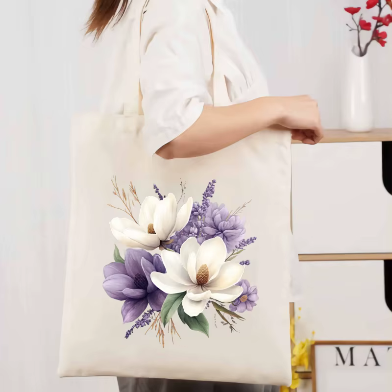 Sac fourre-tout en toile crème avec magnolia et imprimés floraux lavande pour un usage quotidien et un shopping
