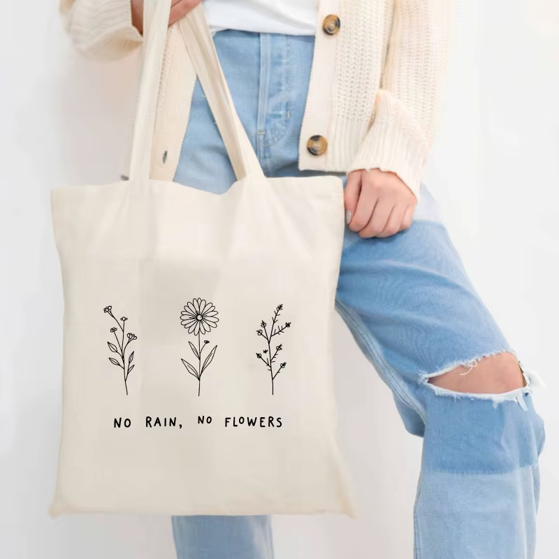 Sac fourre-tout en coton à motif floral crème et texte "No Rain No Flower"