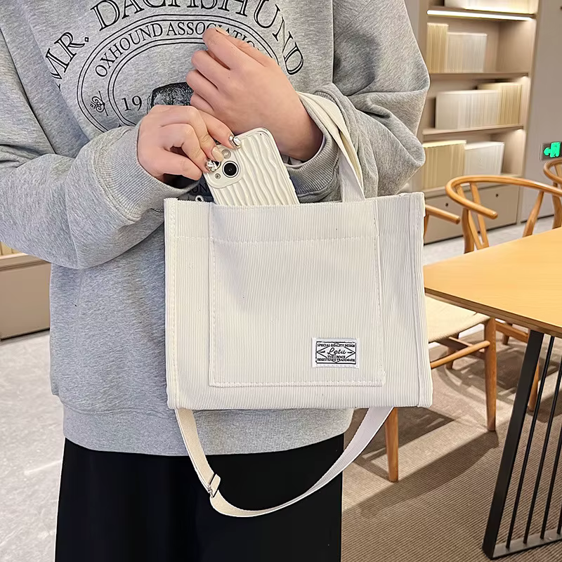 Sac fourre-tout à bandoulière en velours côtelé