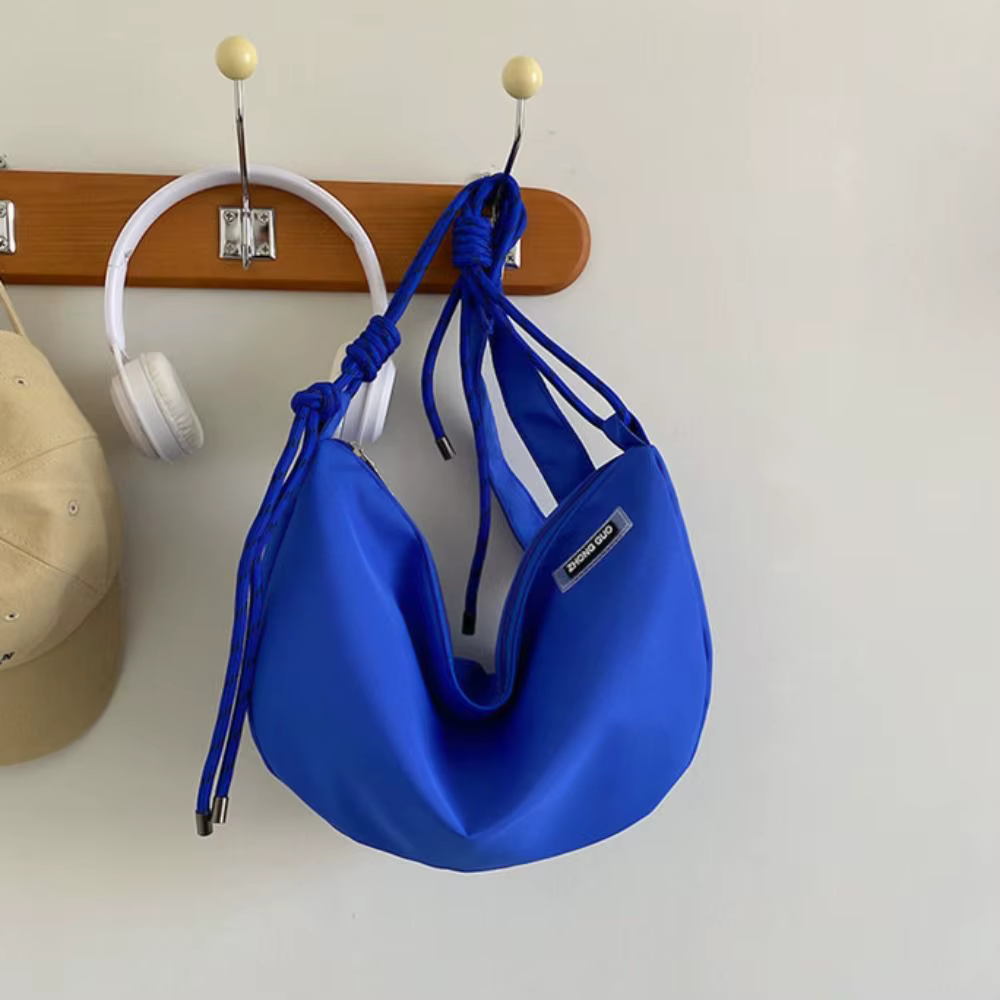 Sac bandoulière demi-lune en nylon