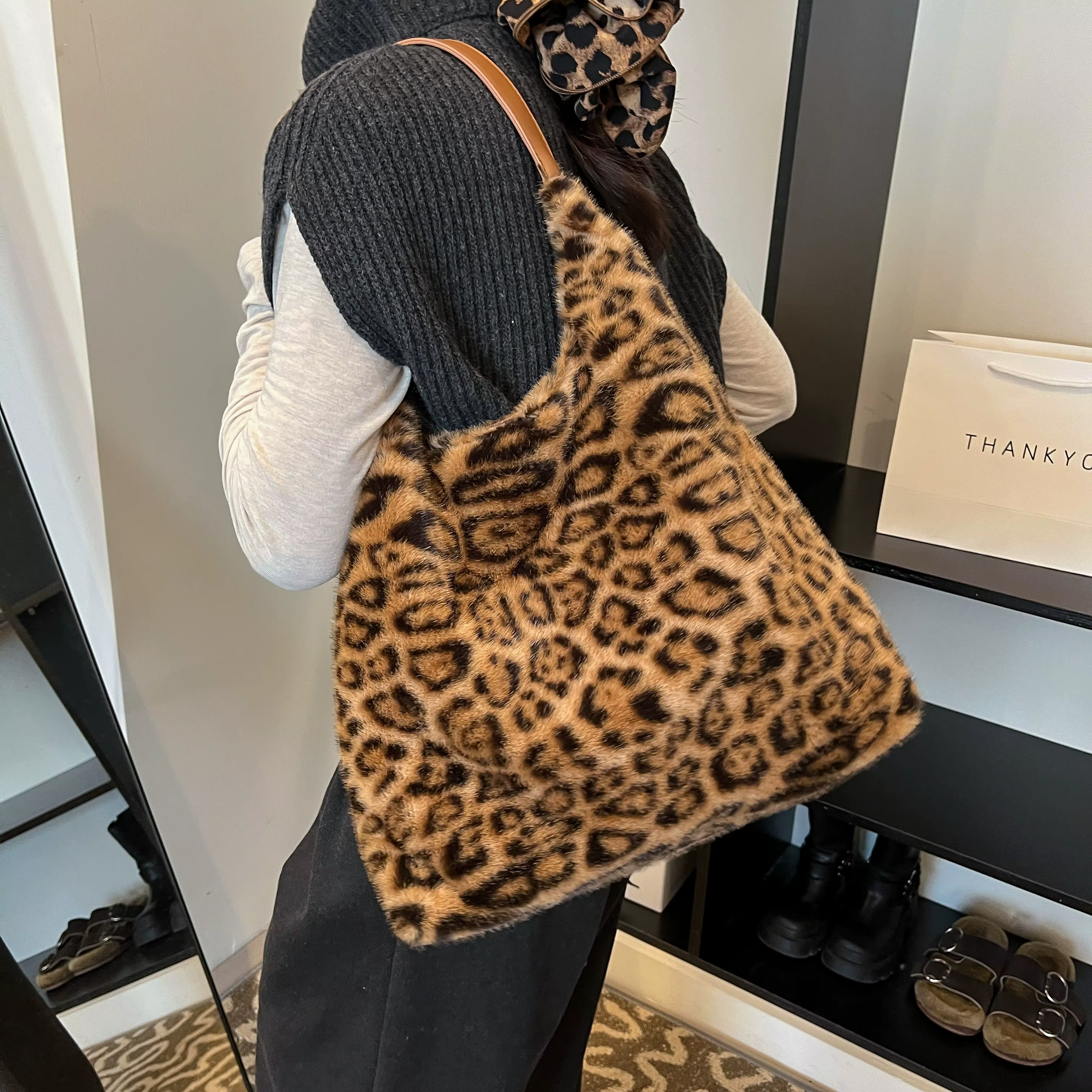 Sac à bandoulière en peluche imprimé léopard pour femmes