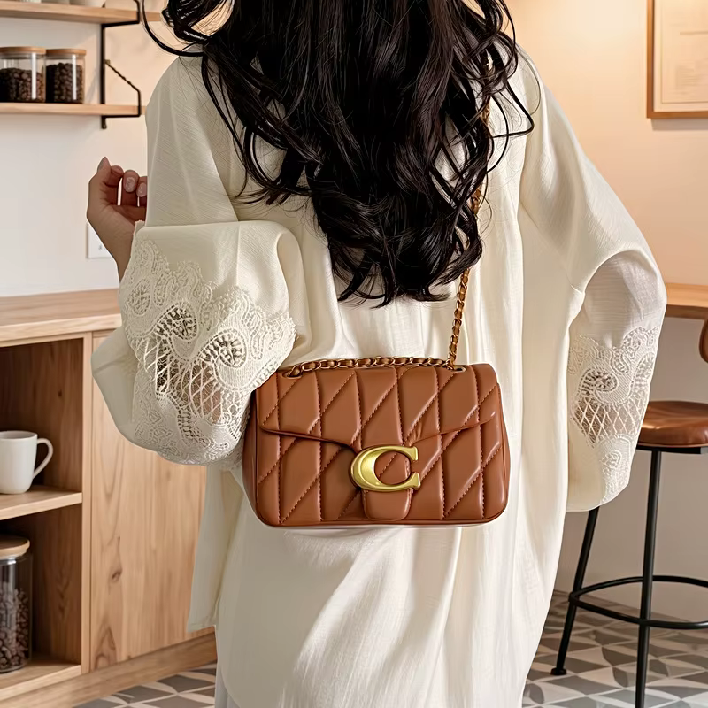 Sac à main bandoulière tendance de créateur parisien avec logo lettre unique pour femmes branchées