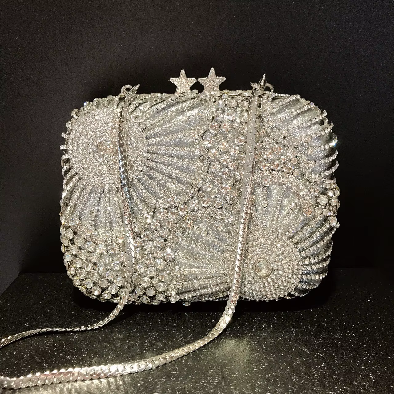 Pochette de soirée ornée de bijoux de luxe