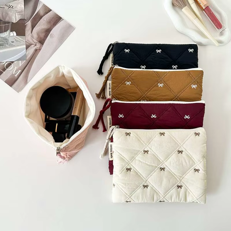 Pochette à cosmétiques matelassée avec nœud brodé