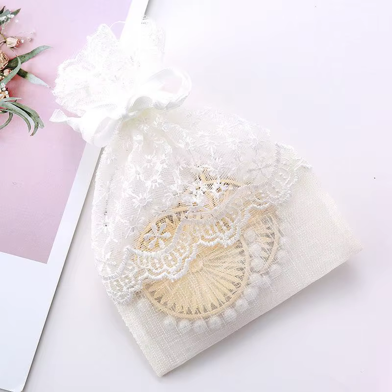 Sac cadeau blanc réutilisable en gaze et dentelle avec cordon de serrage pour le rangement