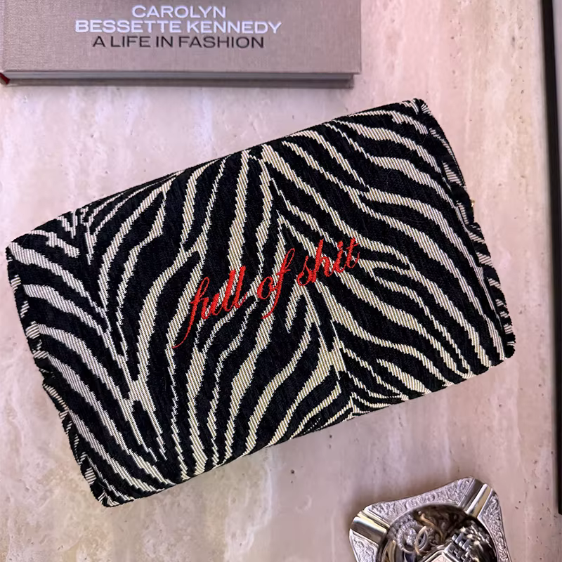 Pochette cosmétique personnalisée Zebra – Trousse de toilette de voyage brodée