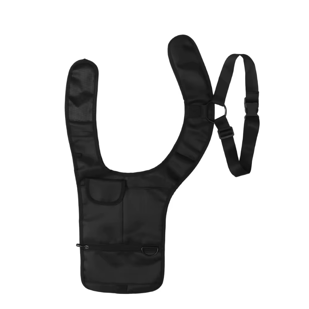 Sac bandoulière noir dissimulé sous le bras