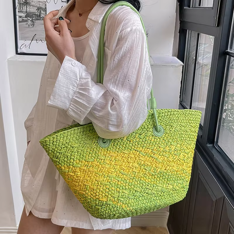 Sac à bandoulière sous les bras en paille de couleur dégradée