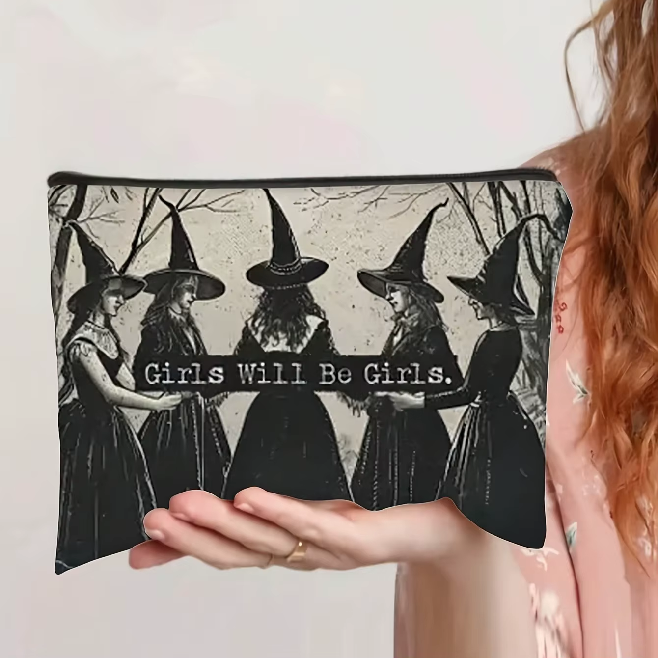 Trousse de maquillage de sorcière mystique et au clair de lune Illustration de sorcières enchanteresses Pochette cosmétique en polyester noir Cadeaux de vacances d'Halloween
