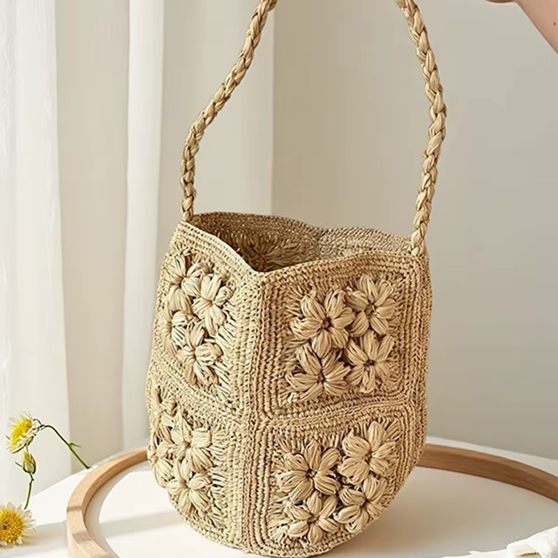 Sac à bandoulière bohème en raphia tressé à motif floral ajouré