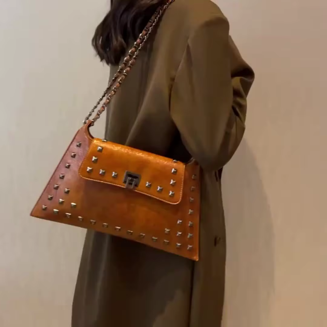 Vintage Chic Rivets chaîne sac intemporel tour-verrouillage en cuir sac à bandoulière pour les femmes à la mode