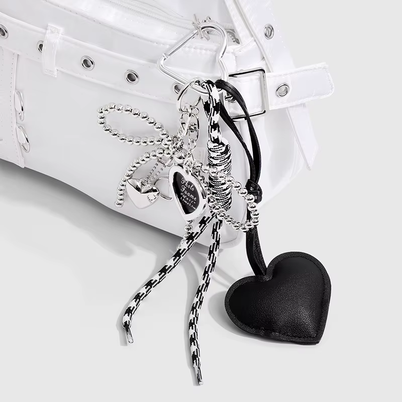 Porte-clés de luxe fait main avec pendentif cœur à pompon et nœud créatif, finition brillante, accessoire de sac mignon
