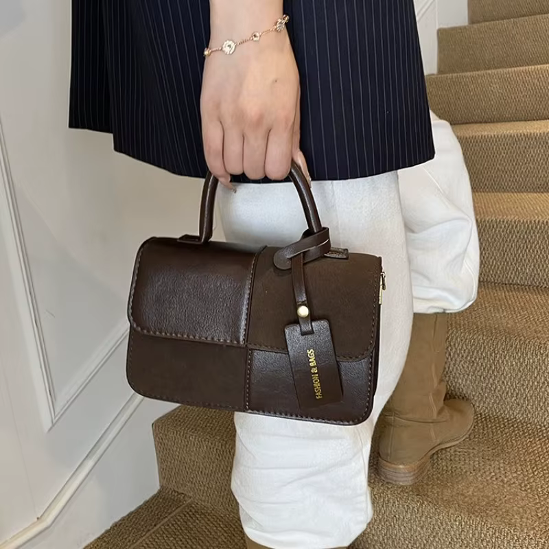 Sac à main pour femme fabriqué en cuir fin avec un design tendance et un look de banlieue vintage haut de gamme