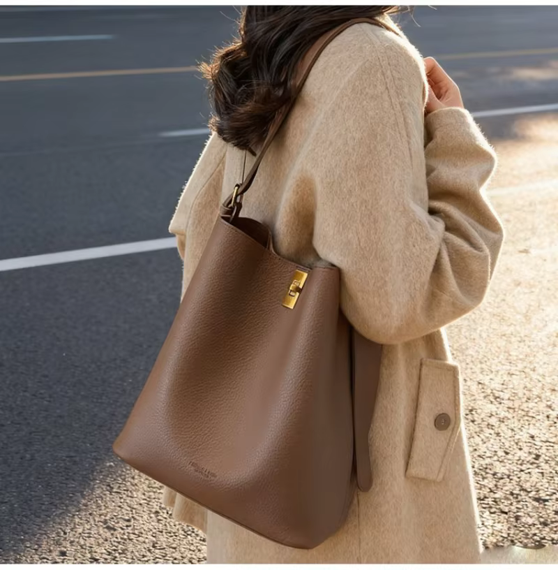 Sac seau minimaliste en similicuir camel