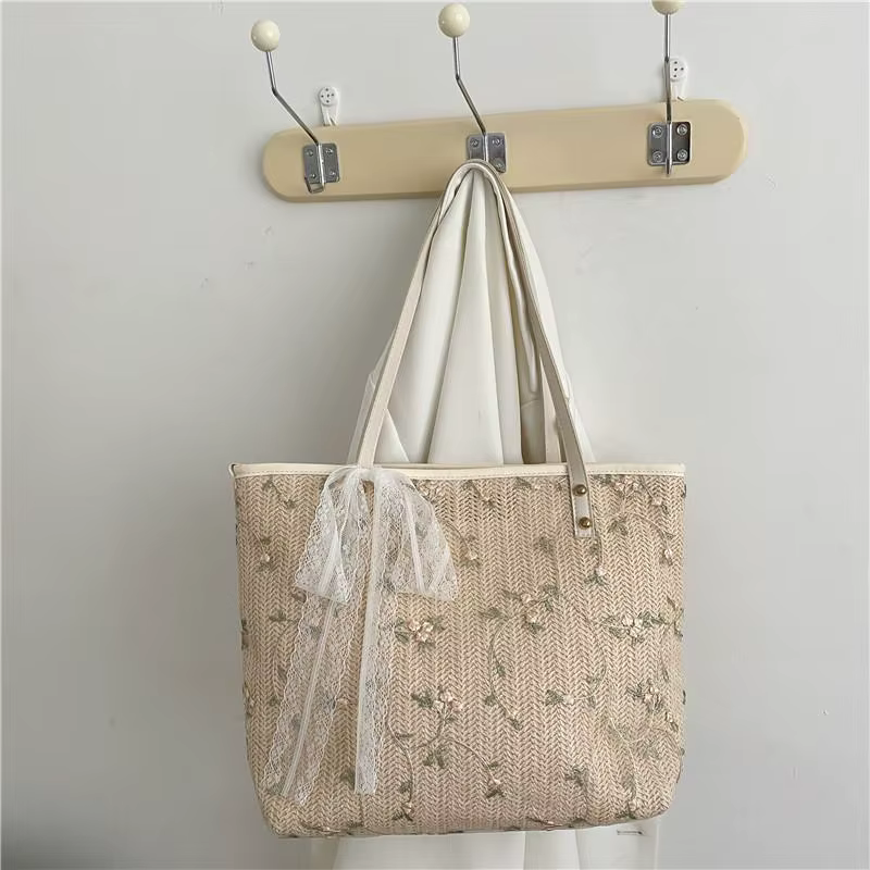 Sac fourre-tout en paille tressée avec broderie florale et détail nœud en dentelle