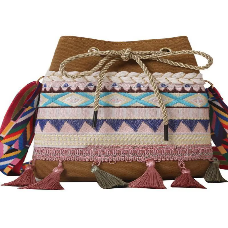 Sac seau bohème à cordon de serrage avec broderie ethnique et décorations à pompons pour les vacances
