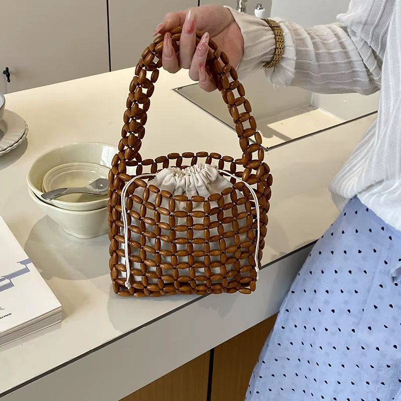Sac à main tressé en perles de bois fait main